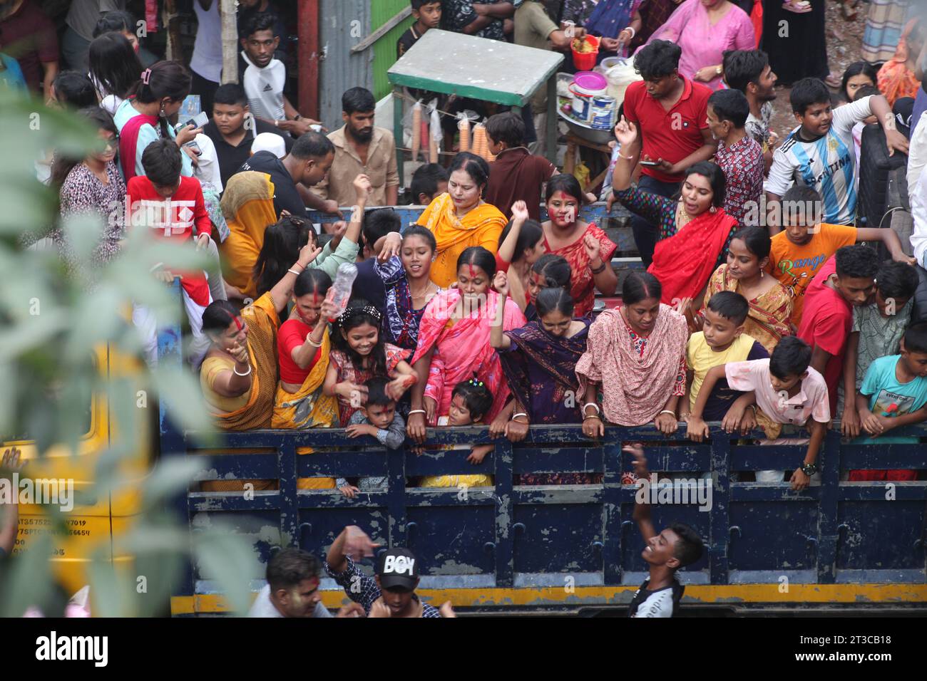 Dhaka Bangladesh 24 october2023,i credenti della comunità Sanata terminano le loro formalità di “Durga Puja” sacrificando idolo sacro. La foto è scattata da B. Foto Stock