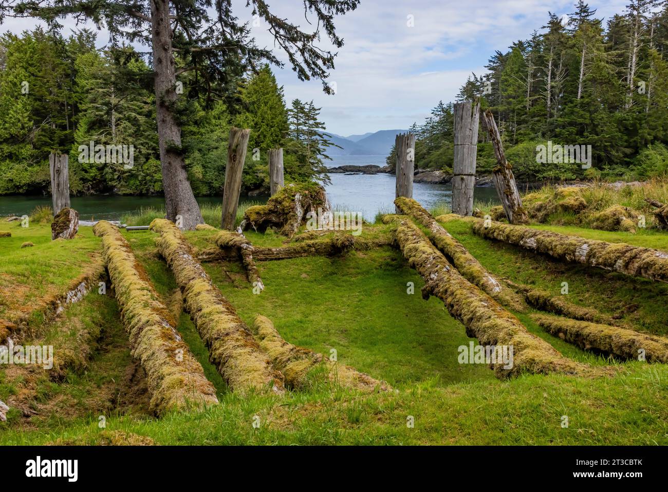 Resti di una dimora solitaria presso Sgang Gwaay Llnagaay, sito patrimonio dell'umanità dell'UNESCO, un antico villaggio situato nella riserva del Parco Nazionale di Gwaii Haanas, Haida Gwaii, B. Foto Stock