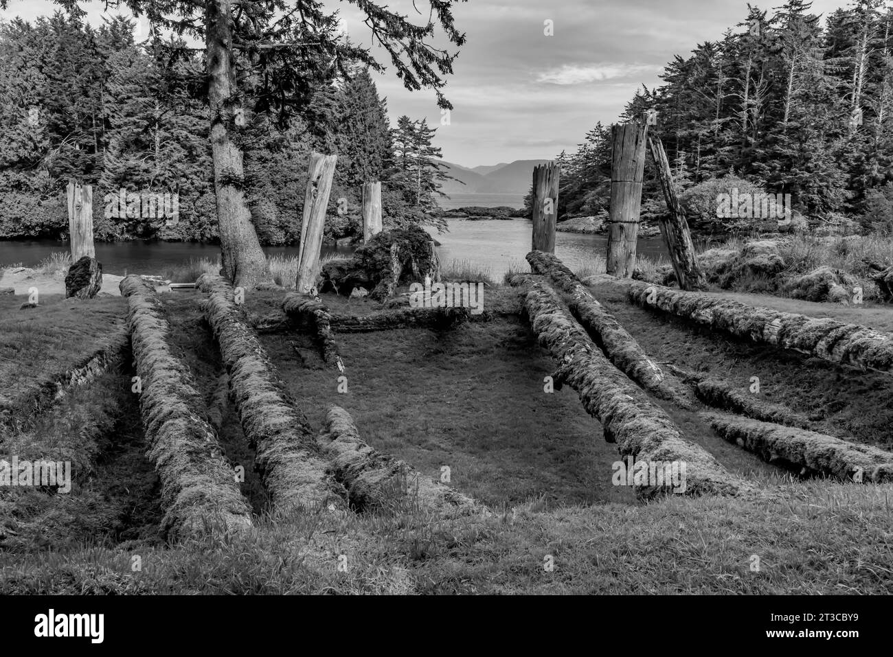 Resti di una dimora solitaria presso Sgang Gwaay Llnagaay, sito patrimonio dell'umanità dell'UNESCO, un antico villaggio situato nella riserva del Parco Nazionale di Gwaii Haanas, Haida Gwaii, B. Foto Stock