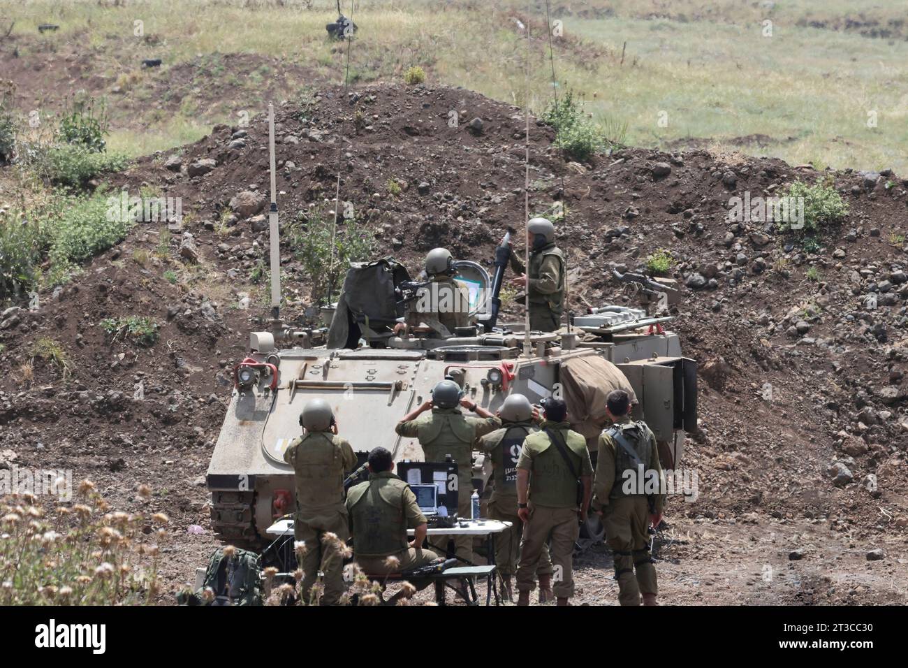 Un mortaio da 120 mm viene caricato su un portaerei blindato delle forze di difesa israeliane. Foto Stock