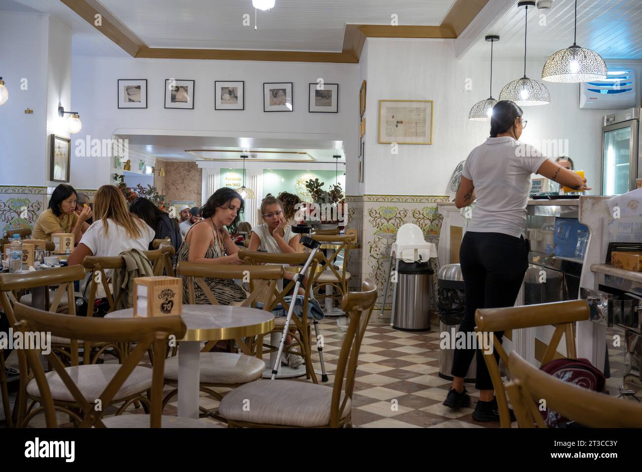 Interno della famosa pasticceria e caffetteria Piriquita situata a Sintra, Portogallo. Sintra è una città e un comune della grande Lisbona, nella regione di P Foto Stock