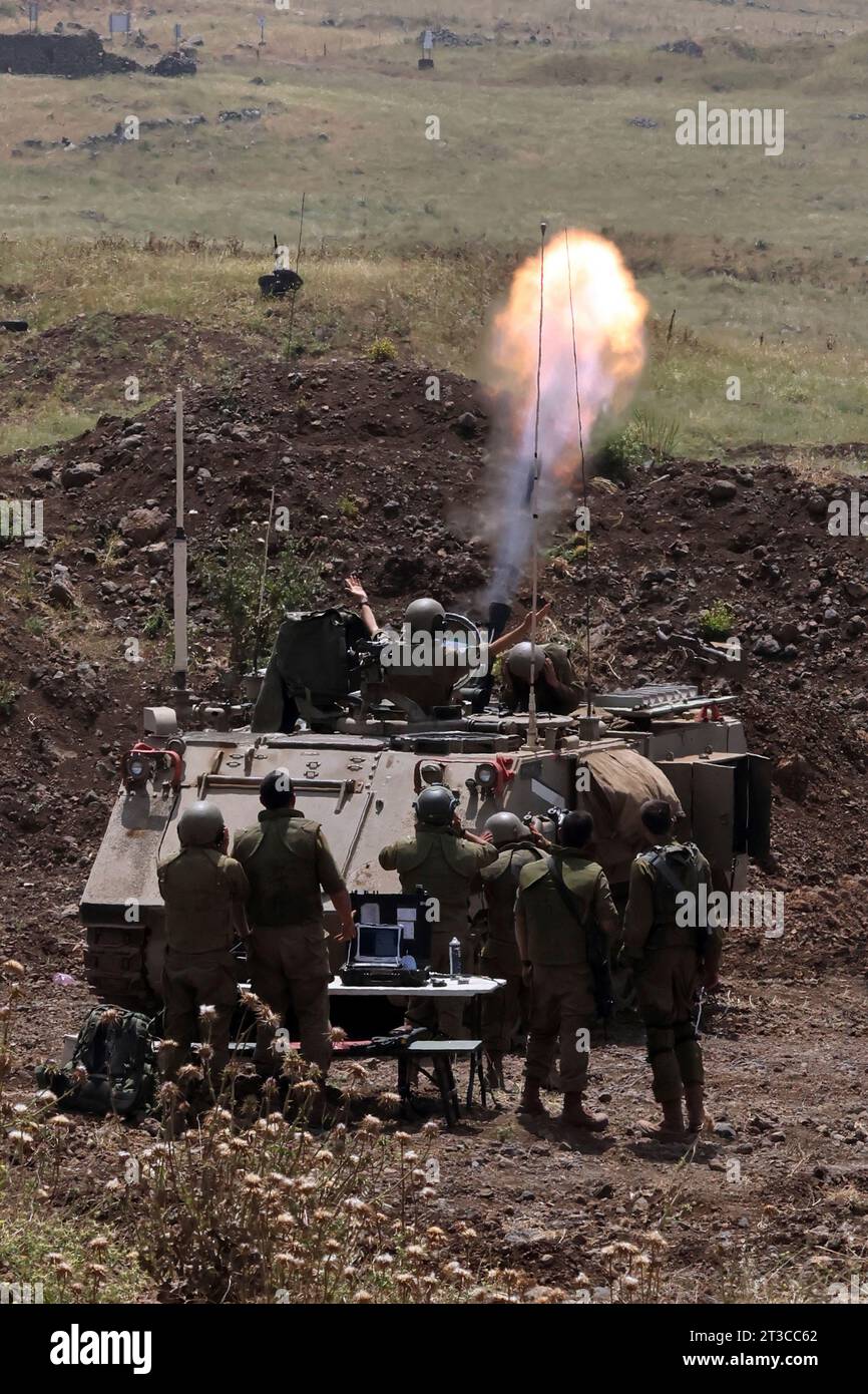 Un mortaio da 120 mm viene sparato su un portaerei corazzato delle forze di difesa israeliane. Foto Stock