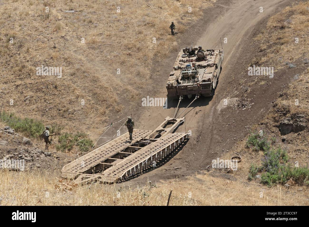 Nucleo ingegneristico delle forze di difesa israeliane che posa un ponte temporaneo. Foto Stock
