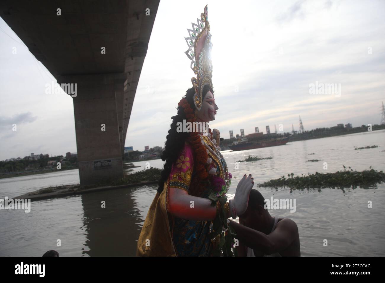 Dhaka Bangladesh 24 october2023,i credenti della comunità Sanata terminano le loro formalità di “Durga Puja” sacrificando idolo sacro. La foto è scattata da B. Foto Stock