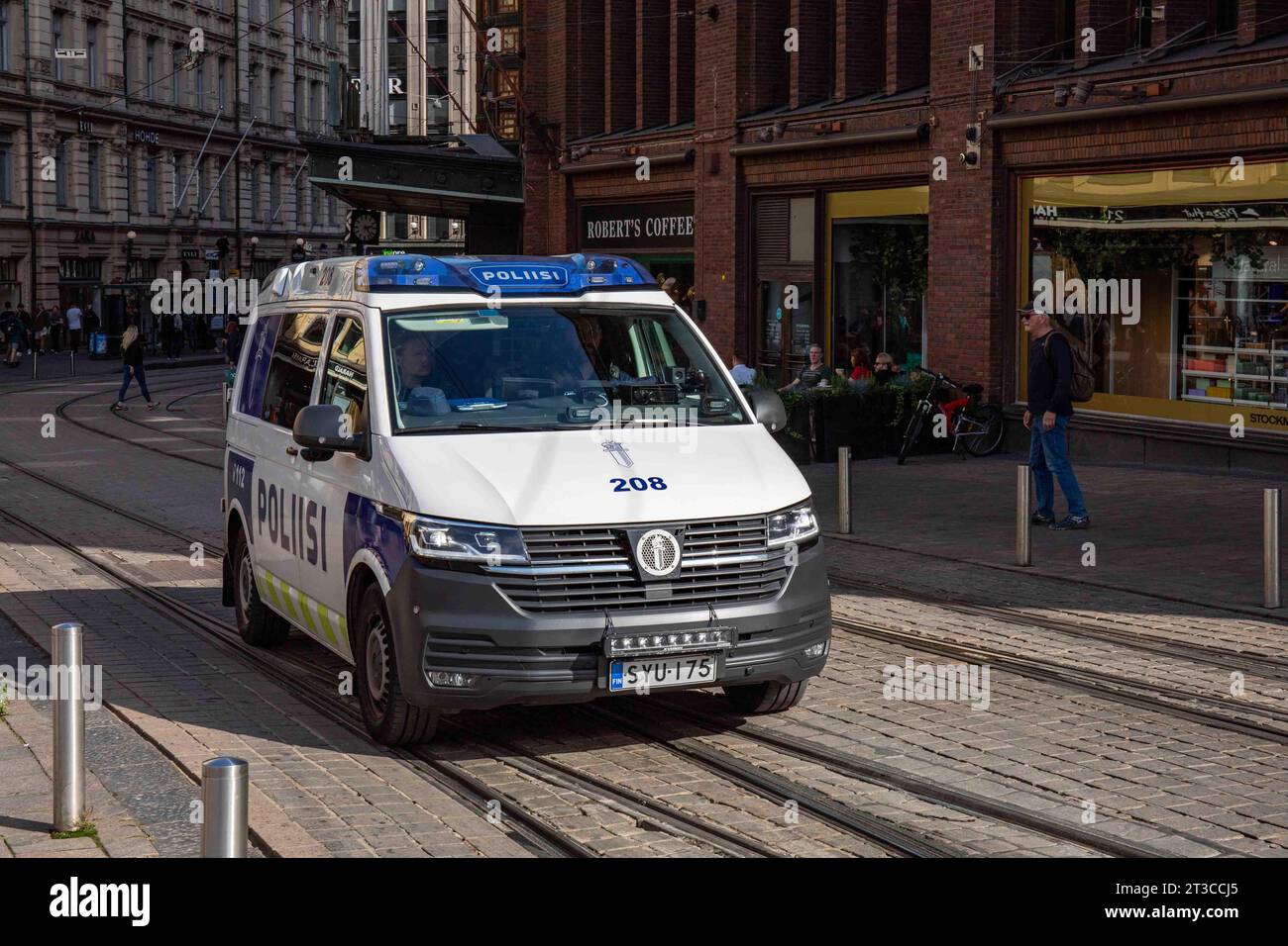 Furgone della polizia su Aleksanterinkatu nel distretto di Kluuvi di Helsinki, Finlandia Foto Stock