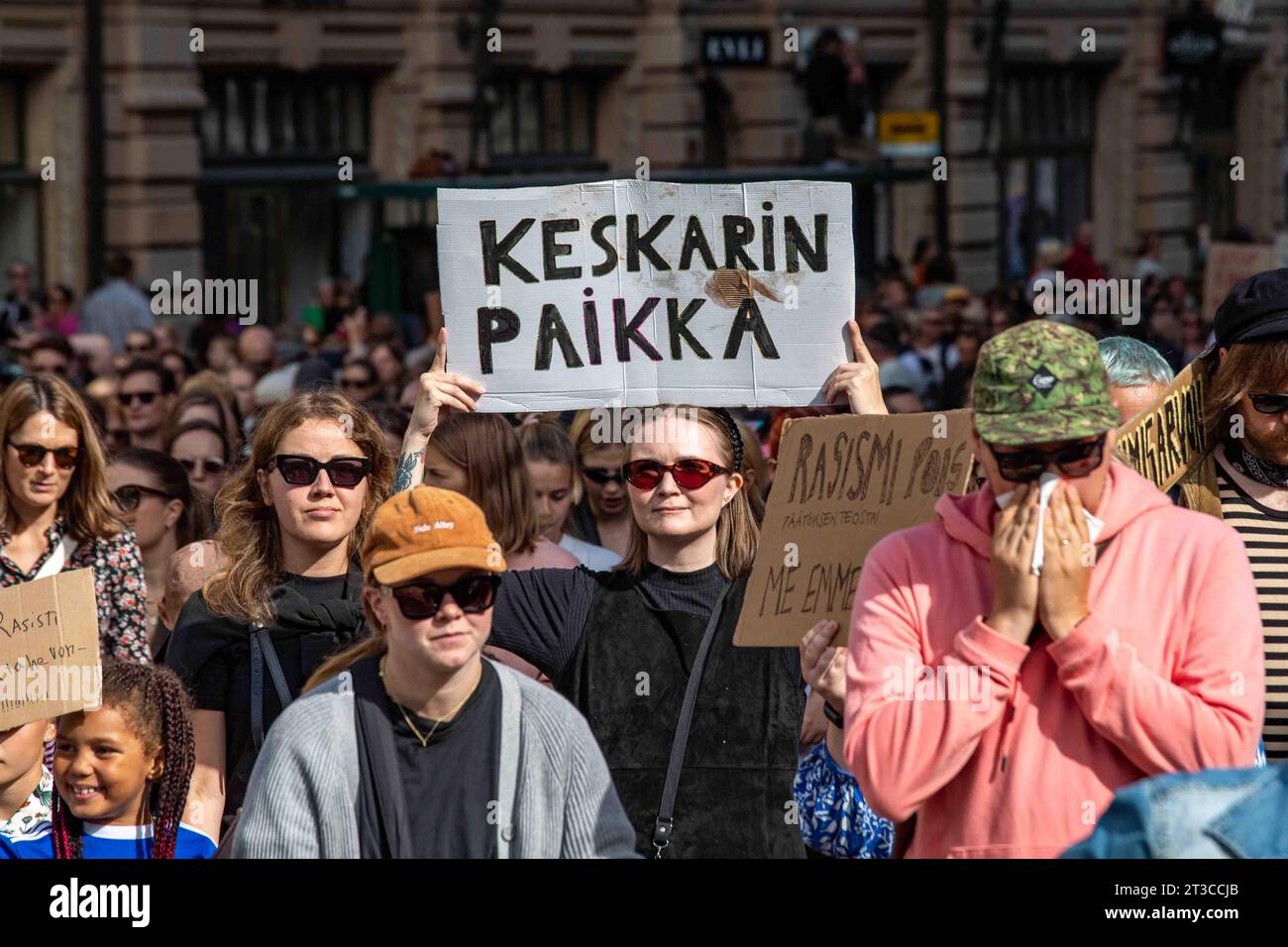 Keskarin paikka. Donna con un cartello fatto a mano su Aleksanterinkatu davanti a me emme vaikene! Manifestazione contro il razzismo a Helsinki, Finlandia. Foto Stock