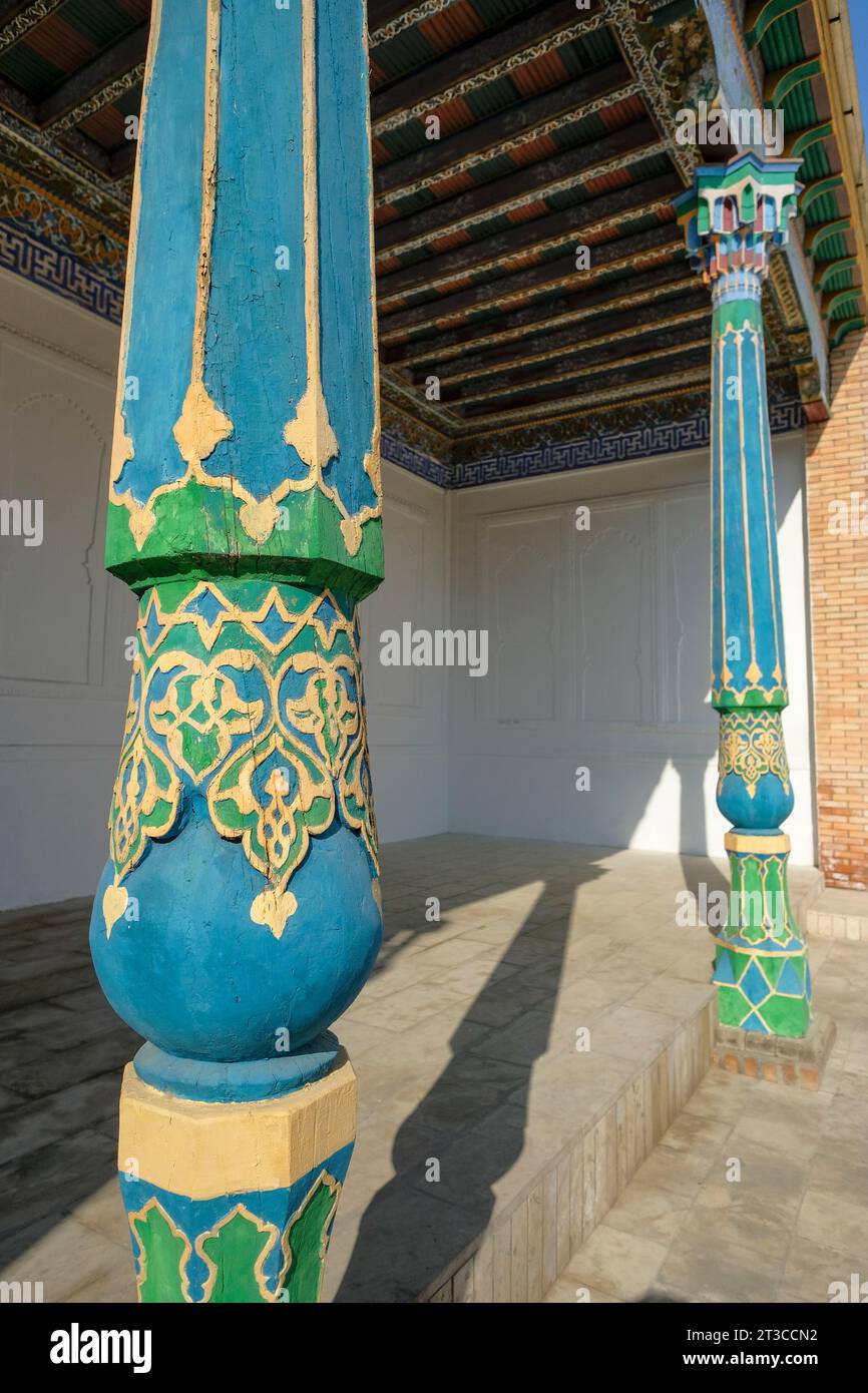 Kokand, Uzbekistan - 24 ottobre 2023: Dettaglio delle colonne del Palazzo Khudayar Khan a Kokand nella valle di Fergana, Uzbekistan. Foto Stock