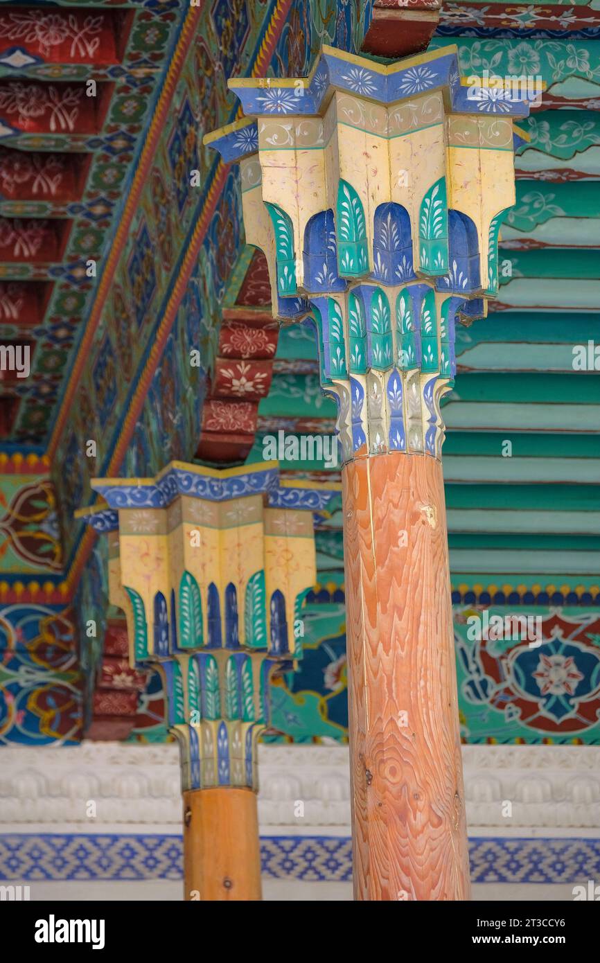 Kokand, Uzbekistan - 24 ottobre 2023: Dettaglio delle colonne del Palazzo Khudayar Khan a Kokand nella valle di Fergana, Uzbekistan. Foto Stock