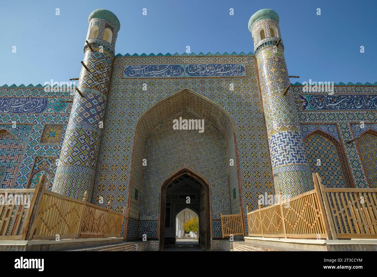 Kokand, Uzbekistan - 24 ottobre 2023: Facciata del Palazzo Khudayar Khan a Kokand nella valle di Fergana, Uzbekistan. Foto Stock