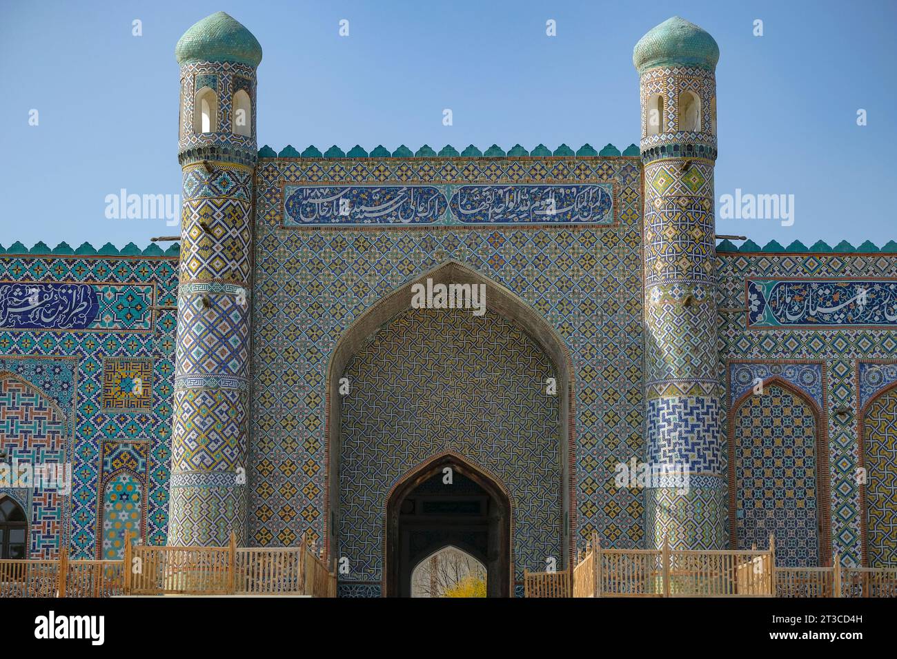 Kokand, Uzbekistan - 24 ottobre 2023: Facciata del Palazzo Khudayar Khan a Kokand nella valle di Fergana, Uzbekistan. Foto Stock