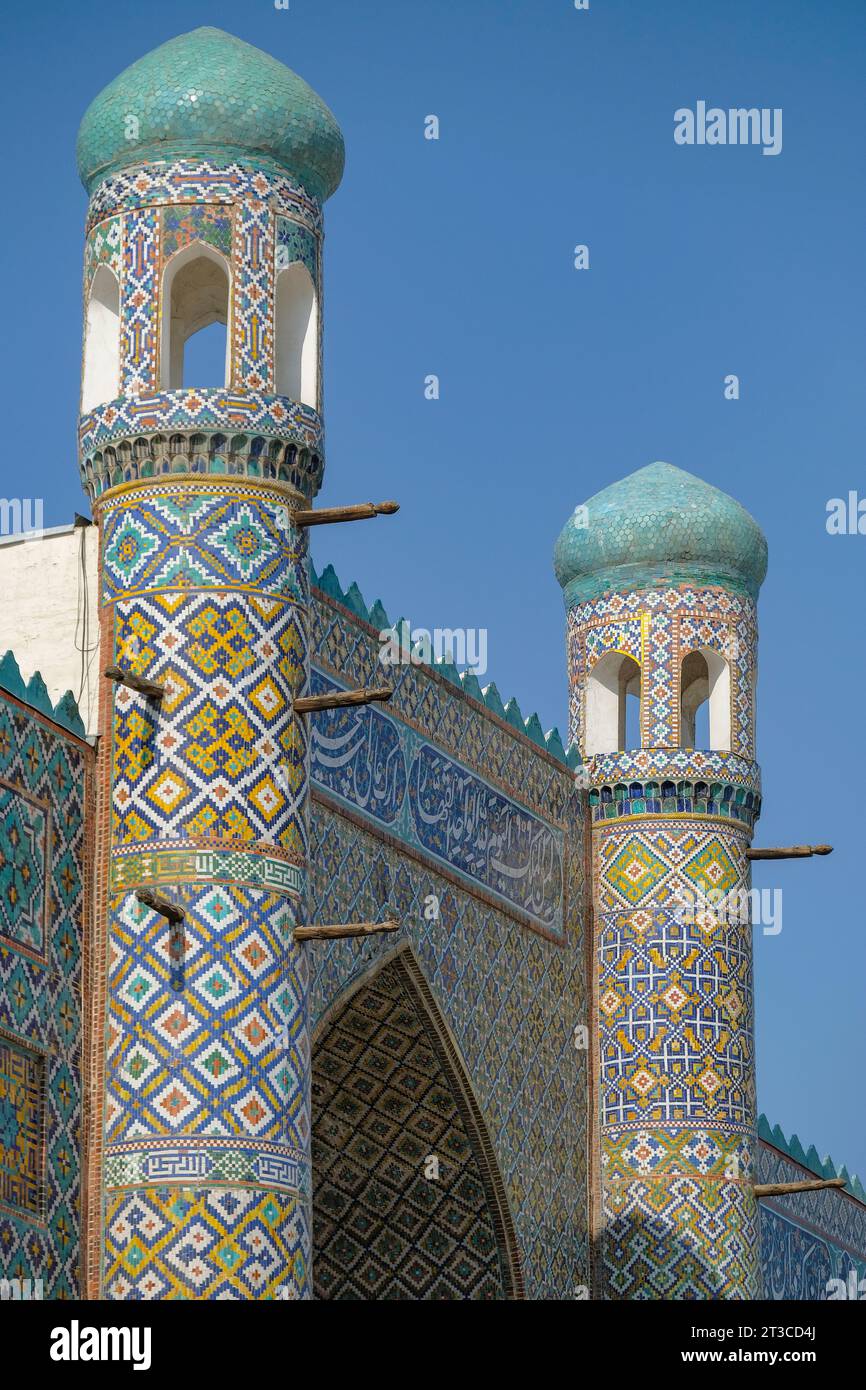 Kokand, Uzbekistan - 24 ottobre 2023: Dettaglio della facciata del Palazzo Khudayar Khan a Kokand nella valle di Fergana, Uzbekistan. Foto Stock