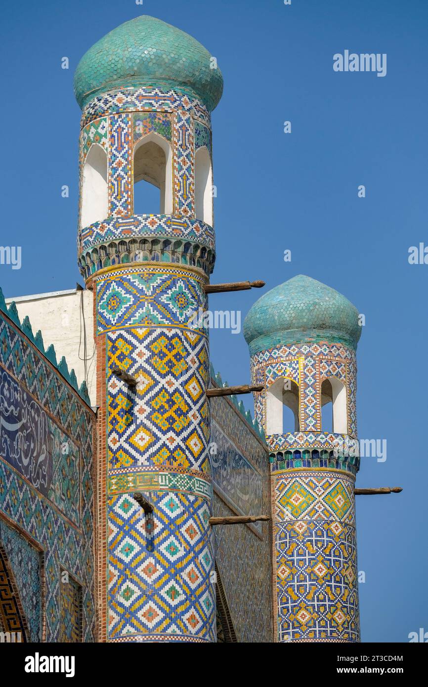 Kokand, Uzbekistan - 24 ottobre 2023: Dettaglio della facciata del Palazzo Khudayar Khan a Kokand nella valle di Fergana, Uzbekistan. Foto Stock