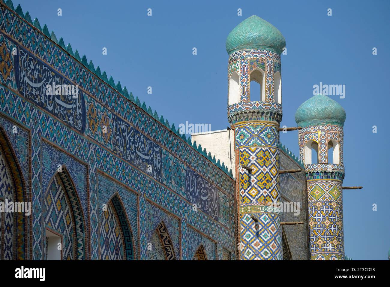 Kokand, Uzbekistan - 24 ottobre 2023: Dettaglio della facciata del Palazzo Khudayar Khan a Kokand nella valle di Fergana, Uzbekistan. Foto Stock