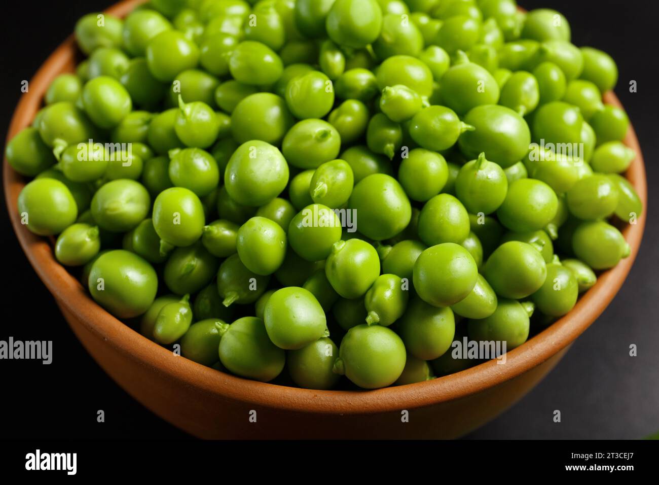 Fagioli di pisello verdi freschi perfetti in un recipiente in ceramica di argilla, primo piano. Proteine vegetali, prodotti vegani, cibo sano. Foto Stock