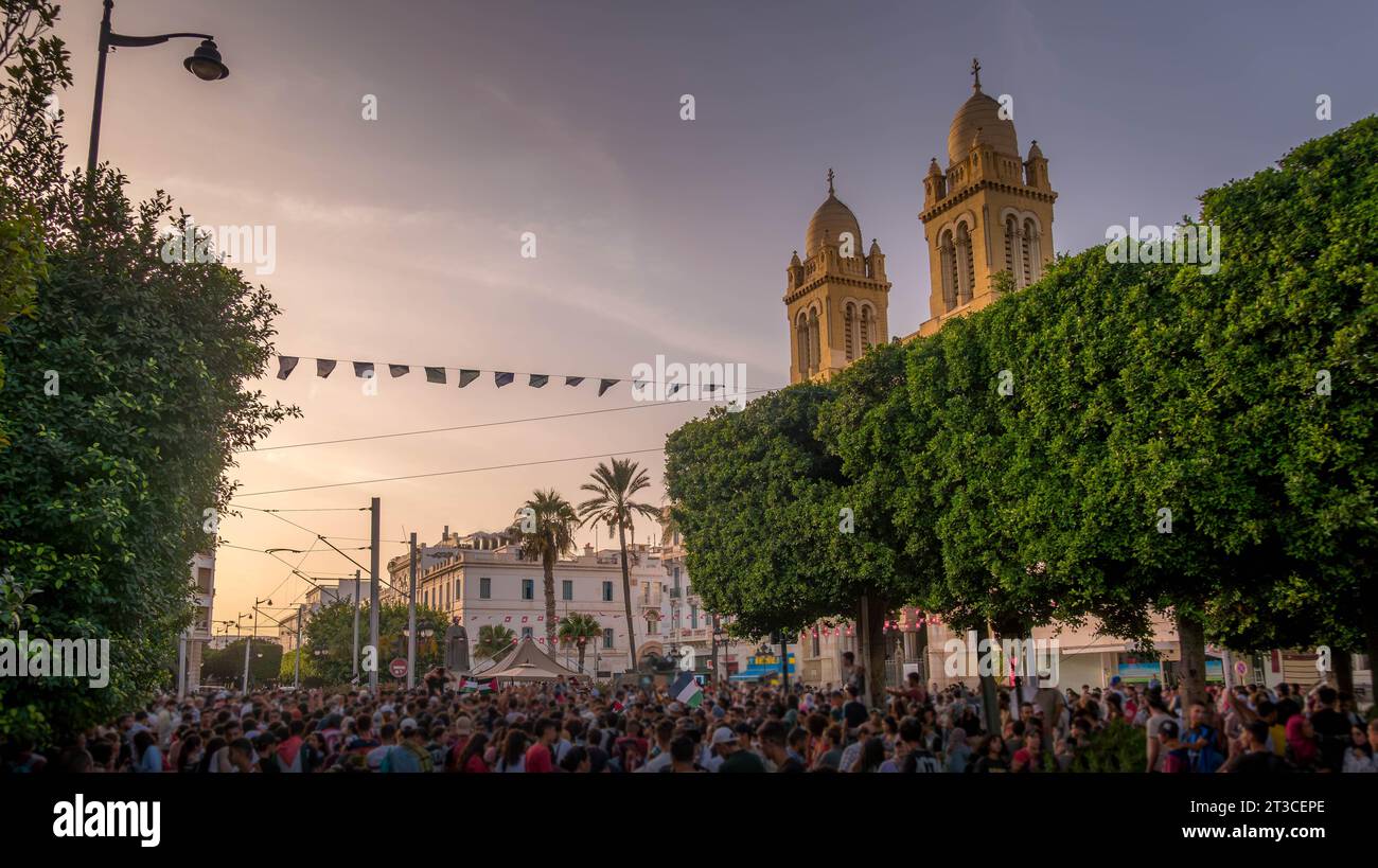 La folla di attivisti pro-palestinesi durante la protesta anti-Israele davanti alla Cattedrale di Saint Vincent de Paul in Habib Bourguiba avenue a Tunisi Foto Stock