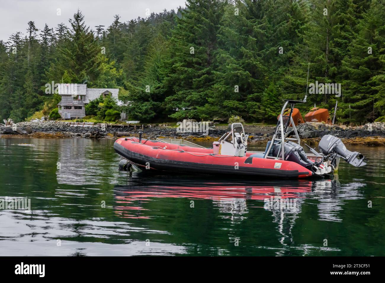 Zodiac e un'altra barca galleggiante presso la vecchia Rose Harbour Whaling Station, nel Gwaii Haanas National Park Reserve, Haida Gwaii, British Columbia, Canada Foto Stock