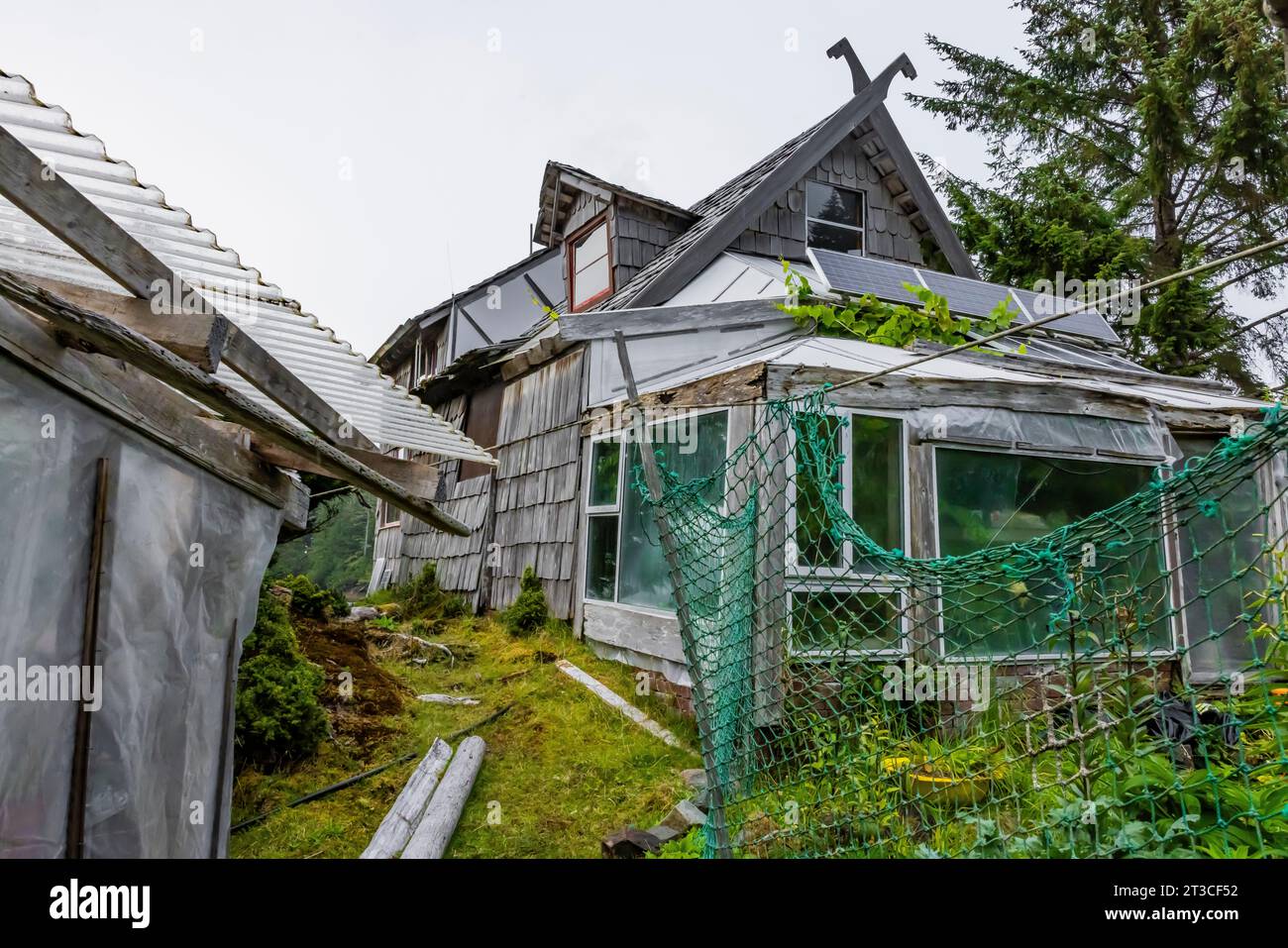 Casa presso la vecchia Rose Harbour Whaling Station, nel Gwaii Haanas National Park Reserve, Haida Gwaii, British Columbia, Canada [nessun rilascio di proprietà; edito Foto Stock