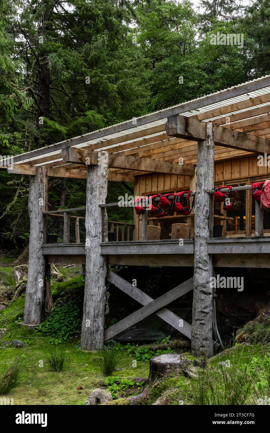 Nuovo ristorante, con arredi creativi e meravigliosi pasti biologici, presso la vecchia Rose Harbour Whaling Station, nella riserva del Parco Nazionale di Gwaii Haanas, Haida Foto Stock