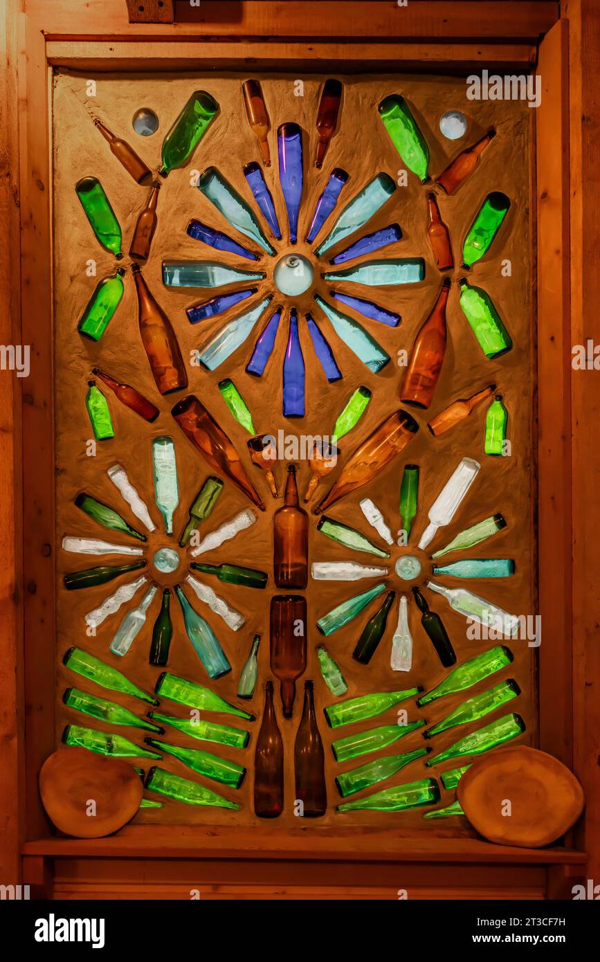 Bottiglia di vino vetrate colorate nel nuovo ristorante, con decor creativo e meravigliosi pasti biologici, presso la vecchia stazione di baleniere Rose Harbour, a Gwaii Haanas Foto Stock