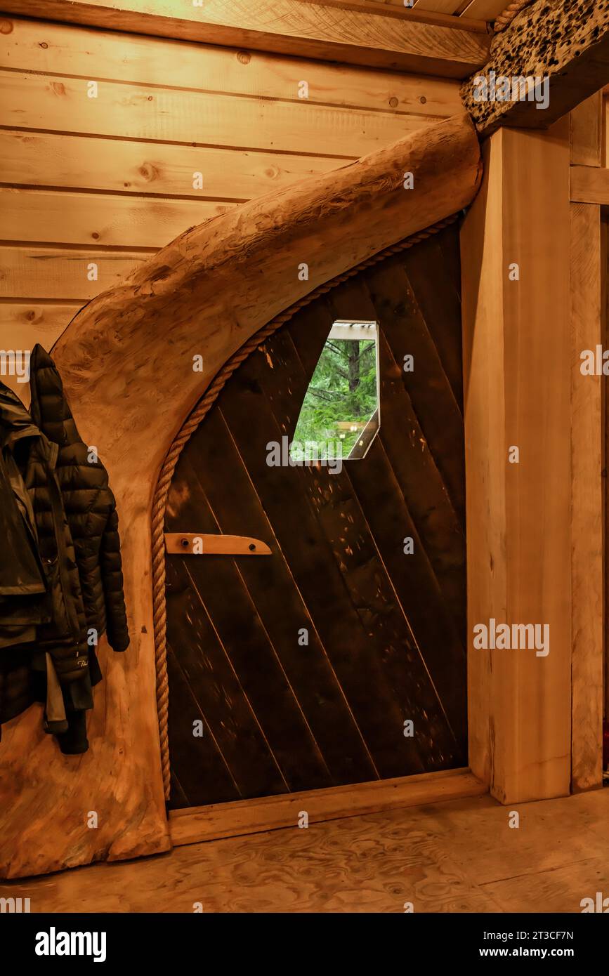 Nuovo ristorante, con arredi creativi e meravigliosi pasti biologici, presso la vecchia Rose Harbour Whaling Station, nella riserva del Parco Nazionale di Gwaii Haanas, Haida Foto Stock