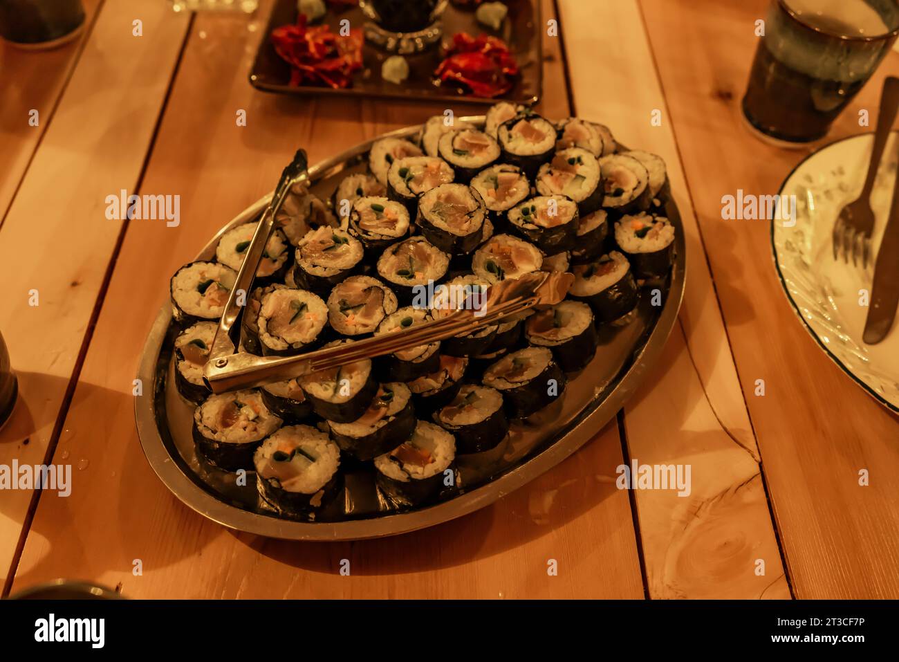 Nuovo ristorante, con arredi creativi e meravigliosi pasti biologici, presso la vecchia Rose Harbour Whaling Station, nella riserva del Parco Nazionale di Gwaii Haanas, Haida Foto Stock