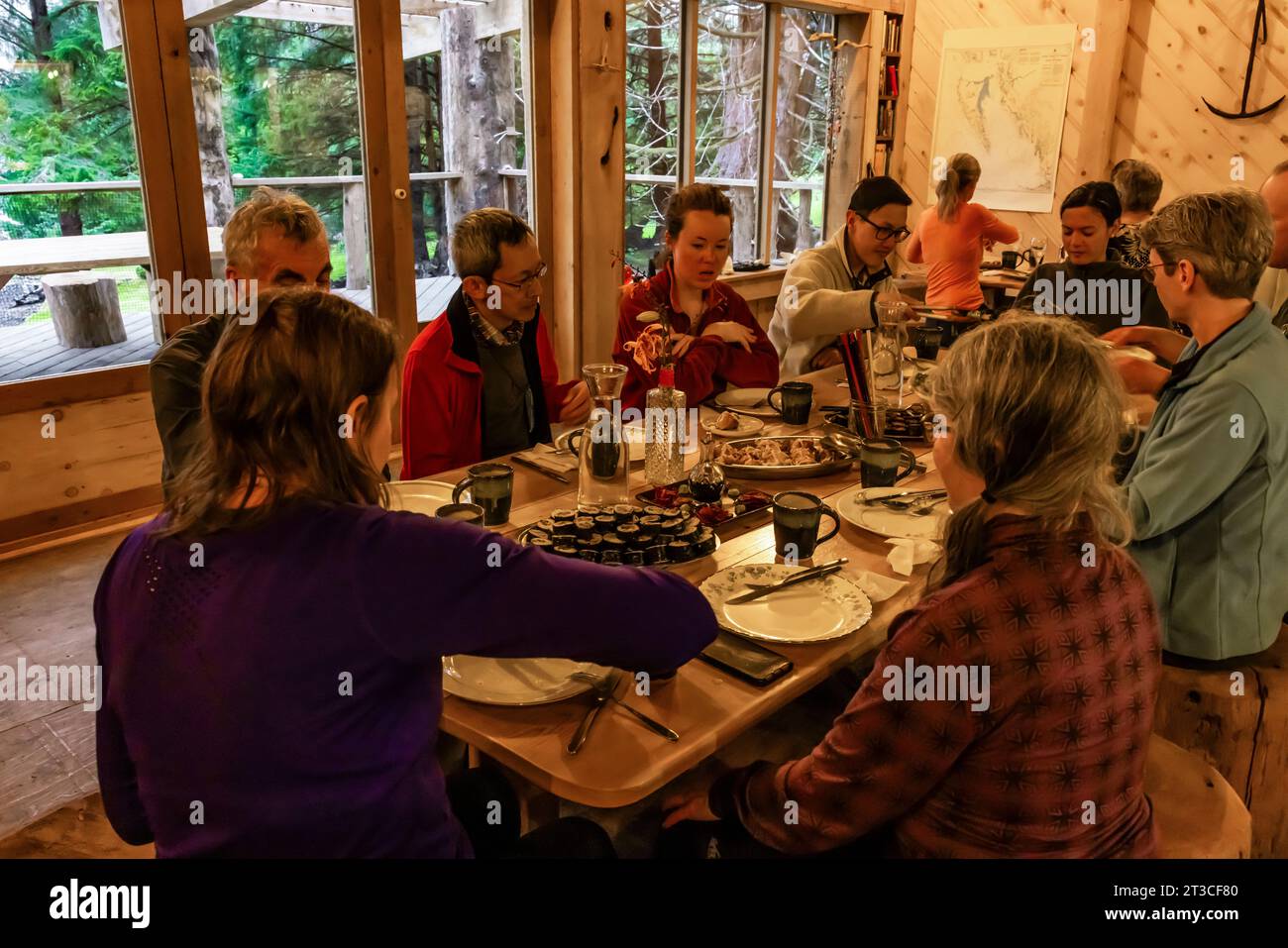 Cena al ristorante, con arredi creativi e meravigliosi pasti biologici presso la vecchia Rose Harbour Whaling Station, nella riserva del Parco Nazionale Gwaii Haanas, Foto Stock