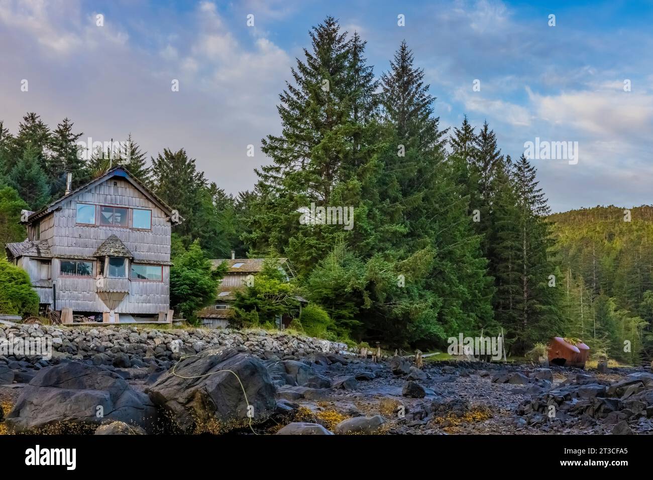 Casa presso la vecchia Rose Harbour Whaling Station, nel Gwaii Haanas National Park Reserve, Haida Gwaii, British Columbia, Canada [nessun rilascio di proprietà; edito Foto Stock