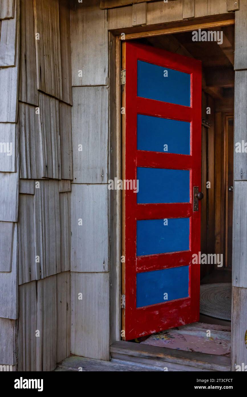 Porta alla Rose Harbour Guesthouse presso la vecchia Rose Harbour Whaling Station, nella riserva del Parco Nazionale di Gwaii Haanas, Haida Gwaii, British Columbia, Canada Foto Stock