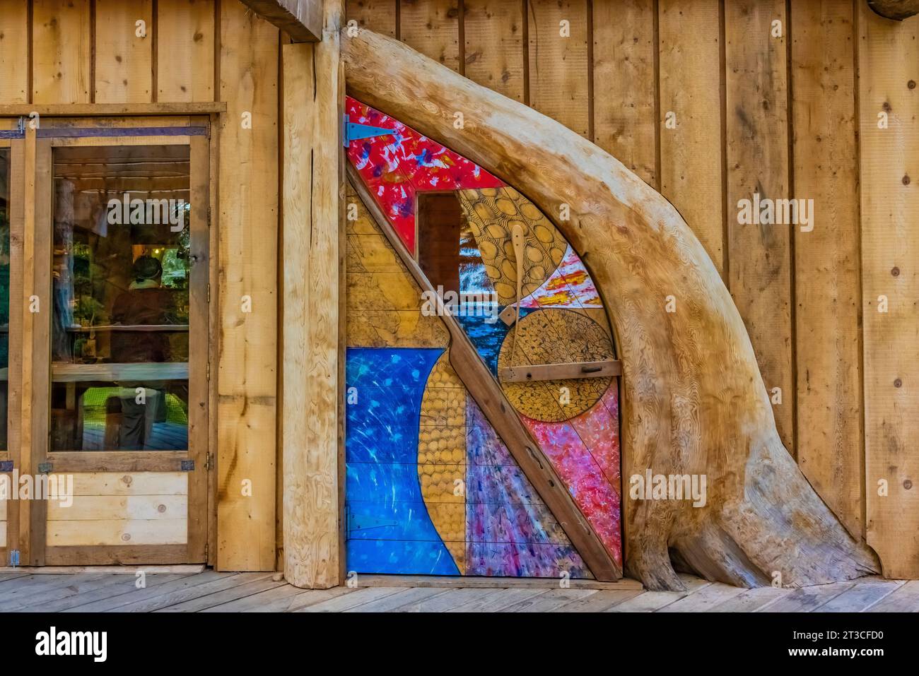 Entrata al nuovo ristorante, con decor creativo e meravigliosi pasti biologici, presso la vecchia stazione delle balene del Porto di Rose, nel Parco Nazionale di Gwaii Haanas Re Foto Stock