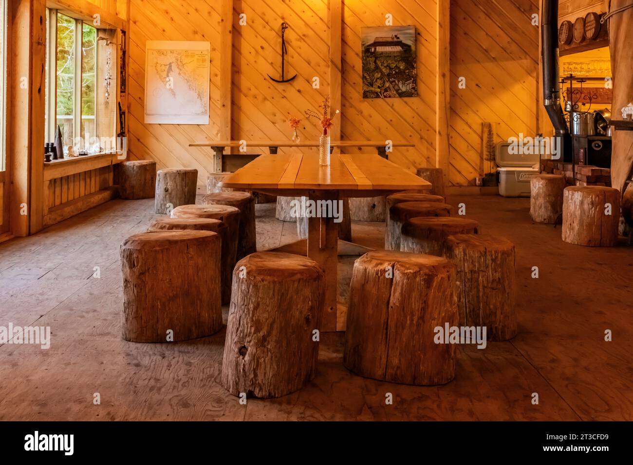 Nuovo ristorante, con arredi creativi e meravigliosi pasti biologici, presso la vecchia Rose Harbour Whaling Station, nella riserva del Parco Nazionale di Gwaii Haanas, Haida Foto Stock