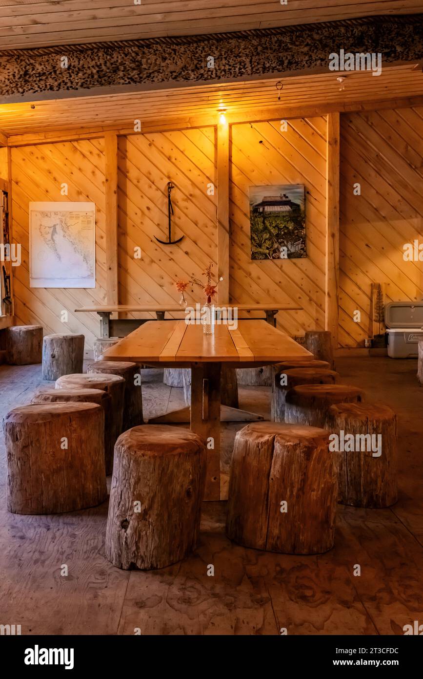 Nuovo ristorante, con arredi creativi e meravigliosi pasti biologici, presso la vecchia Rose Harbour Whaling Station, nella riserva del Parco Nazionale di Gwaii Haanas, Haida Foto Stock