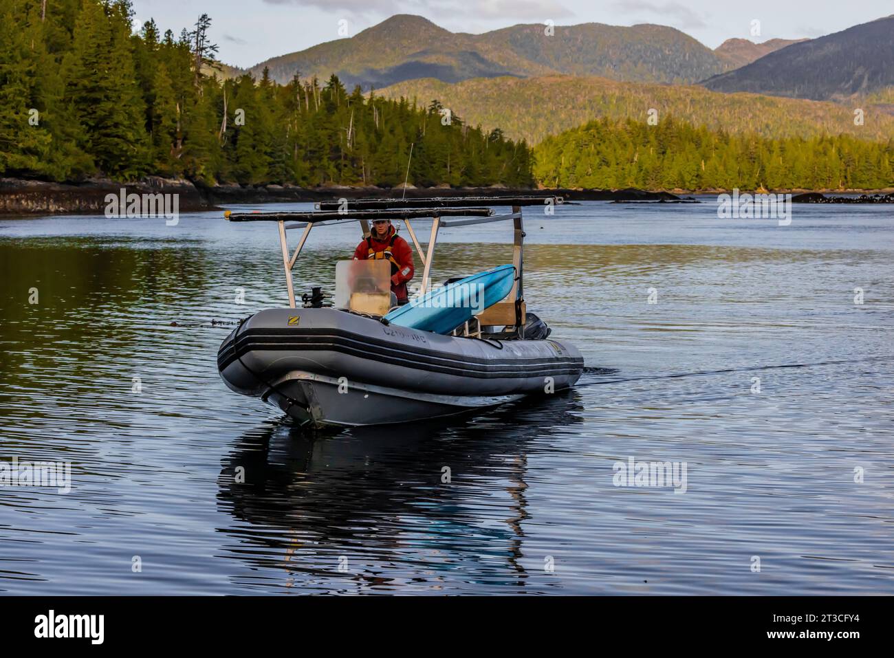 Moresby Explorers Zodiac che arriva a riva presso la vecchia Rose Harbour Whaling Station, nel Gwaii Haanas National Park Reserve, Haida Gwaii, British Columbia Foto Stock