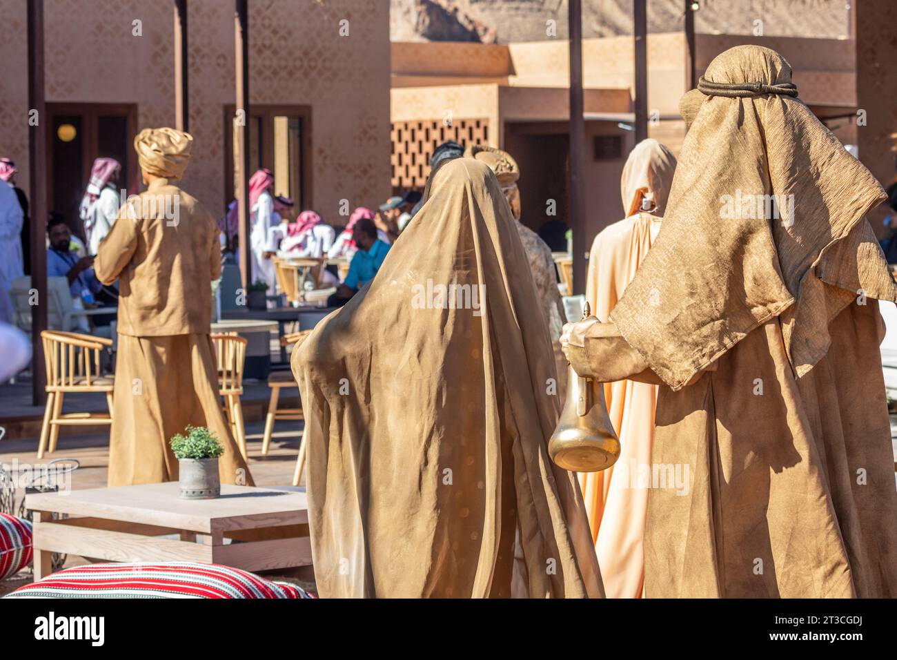 gli arabi sauditi vestiti con abiti rituali d'oro in cerimonia dello spettacolo di corsa della coppa di cammello, al Ula, Arabia Saudita Foto Stock