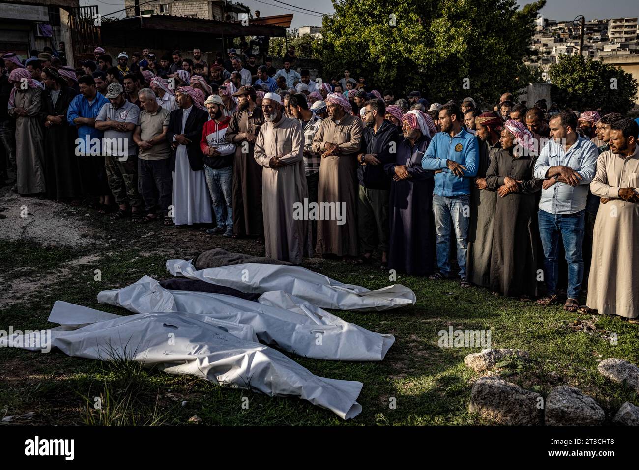 Al Hamamah, Siria. 24 ottobre 2023. La gente esegue preghiere funebri per le vittime dell'attacco aereo russo mirato a un campo di sfollamento. Credito: Anas Alkharboutli/dpa/Alamy Live News Foto Stock