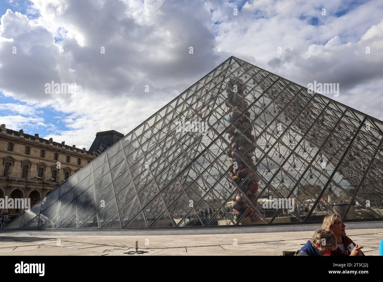 Museo del Louvre, Parigi, Francia. Piramide di Louvre. Esterno del Louvre. Foto Stock