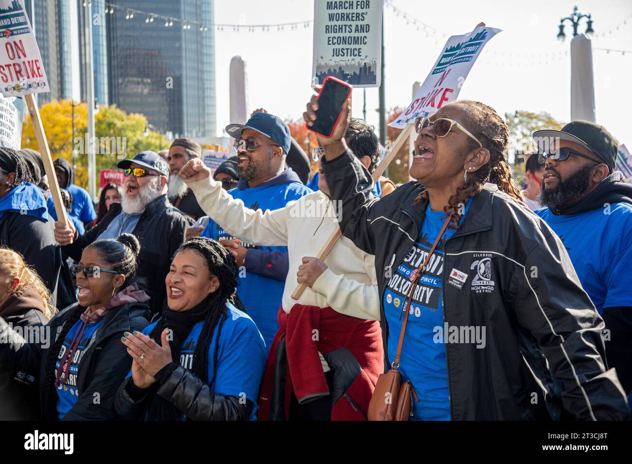 Detroit, Michigan, USA. 24 ottobre 2023. I lavoratori del casinò si radunarono nel centro di Detroit dopo che il Consiglio comunale votò a sostegno del loro sciopero per un contratto migliore. I cinque sindacati del Detroit Casino Council stanno iniziando la seconda settimana del loro sciopero contro MGM Grand, MotorCity Casino e Hollywood Casino a Greektown. Crediti: Jim West/Alamy Live News Foto Stock
