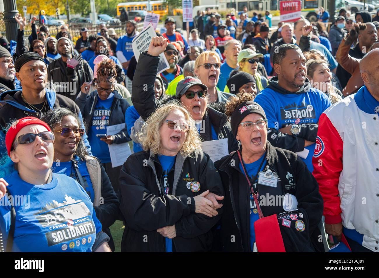 Detroit, Michigan, USA. 24 ottobre 2023. I lavoratori del casinò si radunarono nel centro di Detroit dopo che il Consiglio comunale votò a sostegno del loro sciopero per un contratto migliore. I cinque sindacati del Detroit Casino Council stanno iniziando la seconda settimana del loro sciopero contro MGM Grand, MotorCity Casino e Hollywood Casino a Greektown. Crediti: Jim West/Alamy Live News Foto Stock