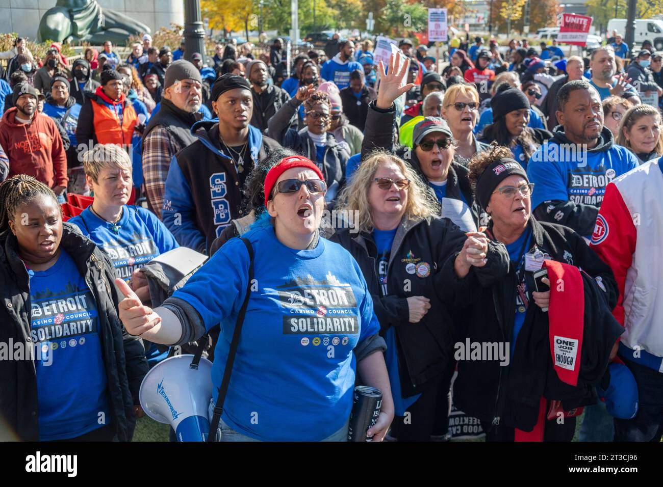 Detroit, Michigan, USA. 24 ottobre 2023. I lavoratori del casinò si radunarono nel centro di Detroit dopo che il Consiglio comunale votò a sostegno del loro sciopero per un contratto migliore. I cinque sindacati del Detroit Casino Council stanno iniziando la seconda settimana del loro sciopero contro MGM Grand, MotorCity Casino e Hollywood Casino a Greektown. Crediti: Jim West/Alamy Live News Foto Stock