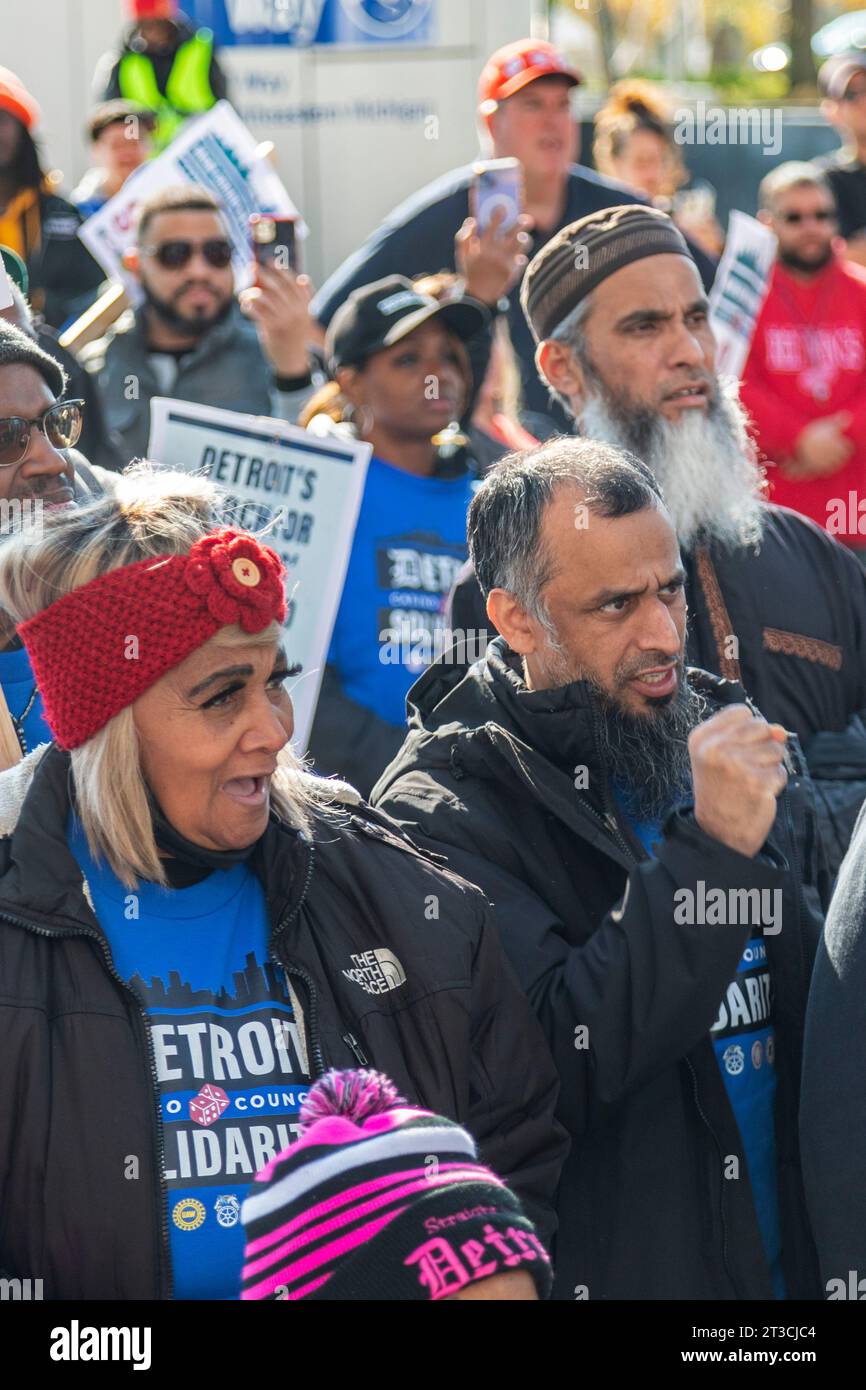 Detroit, Michigan, USA. 24 ottobre 2023. I lavoratori del casinò si radunarono nel centro di Detroit dopo che il Consiglio comunale votò a sostegno del loro sciopero per un contratto migliore. I cinque sindacati del Detroit Casino Council stanno iniziando la seconda settimana del loro sciopero contro MGM Grand, MotorCity Casino e Hollywood Casino a Greektown. Crediti: Jim West/Alamy Live News Foto Stock