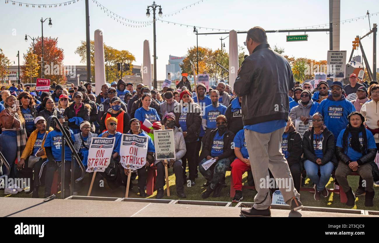 Detroit, Michigan, USA. 24 ottobre 2023. I lavoratori del casinò si radunarono nel centro di Detroit dopo che il Consiglio comunale votò a sostegno del loro sciopero per un contratto migliore. I cinque sindacati del Detroit Casino Council stanno iniziando la seconda settimana del loro sciopero contro MGM Grand, MotorCity Casino e Hollywood Casino a Greektown. Crediti: Jim West/Alamy Live News Foto Stock