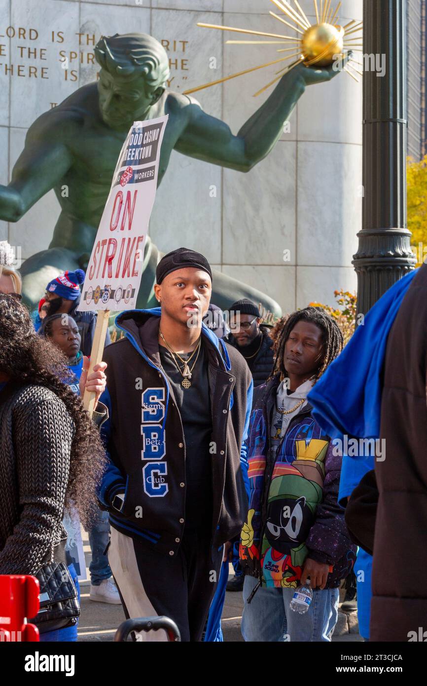 Detroit, Michigan, USA. 24 ottobre 2023. I lavoratori del casinò si radunarono nel centro di Detroit dopo che il Consiglio comunale votò a sostegno del loro sciopero per un contratto migliore. I cinque sindacati del Detroit Casino Council stanno iniziando la seconda settimana del loro sciopero contro MGM Grand, MotorCity Casino e Hollywood Casino a Greektown. Crediti: Jim West/Alamy Live News Foto Stock