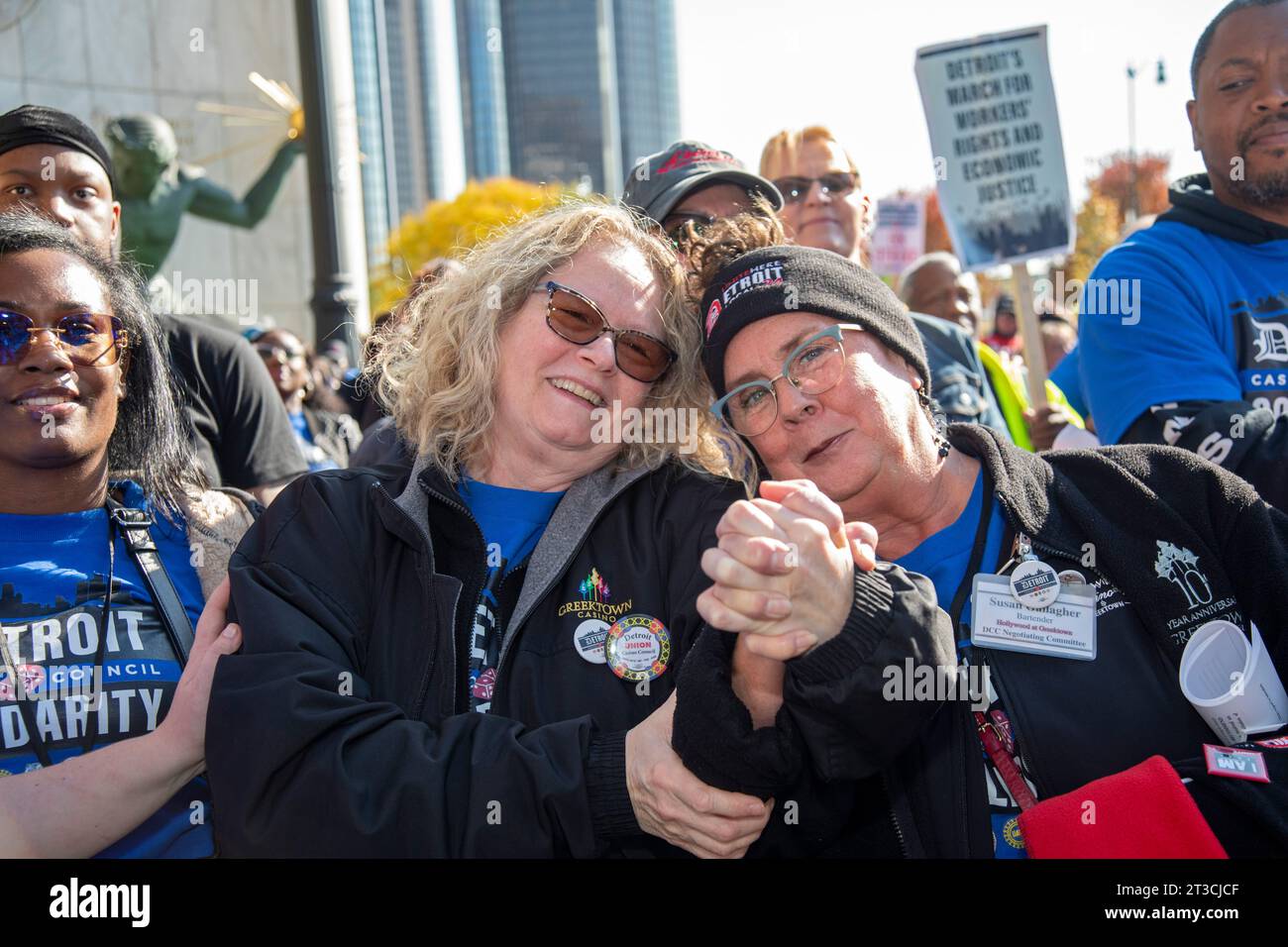 Detroit, Michigan, USA. 24 ottobre 2023. I lavoratori del casinò si radunarono nel centro di Detroit dopo che il Consiglio comunale votò a sostegno del loro sciopero per un contratto migliore. I cinque sindacati del Detroit Casino Council stanno iniziando la seconda settimana del loro sciopero contro MGM Grand, MotorCity Casino e Hollywood Casino a Greektown. Crediti: Jim West/Alamy Live News Foto Stock