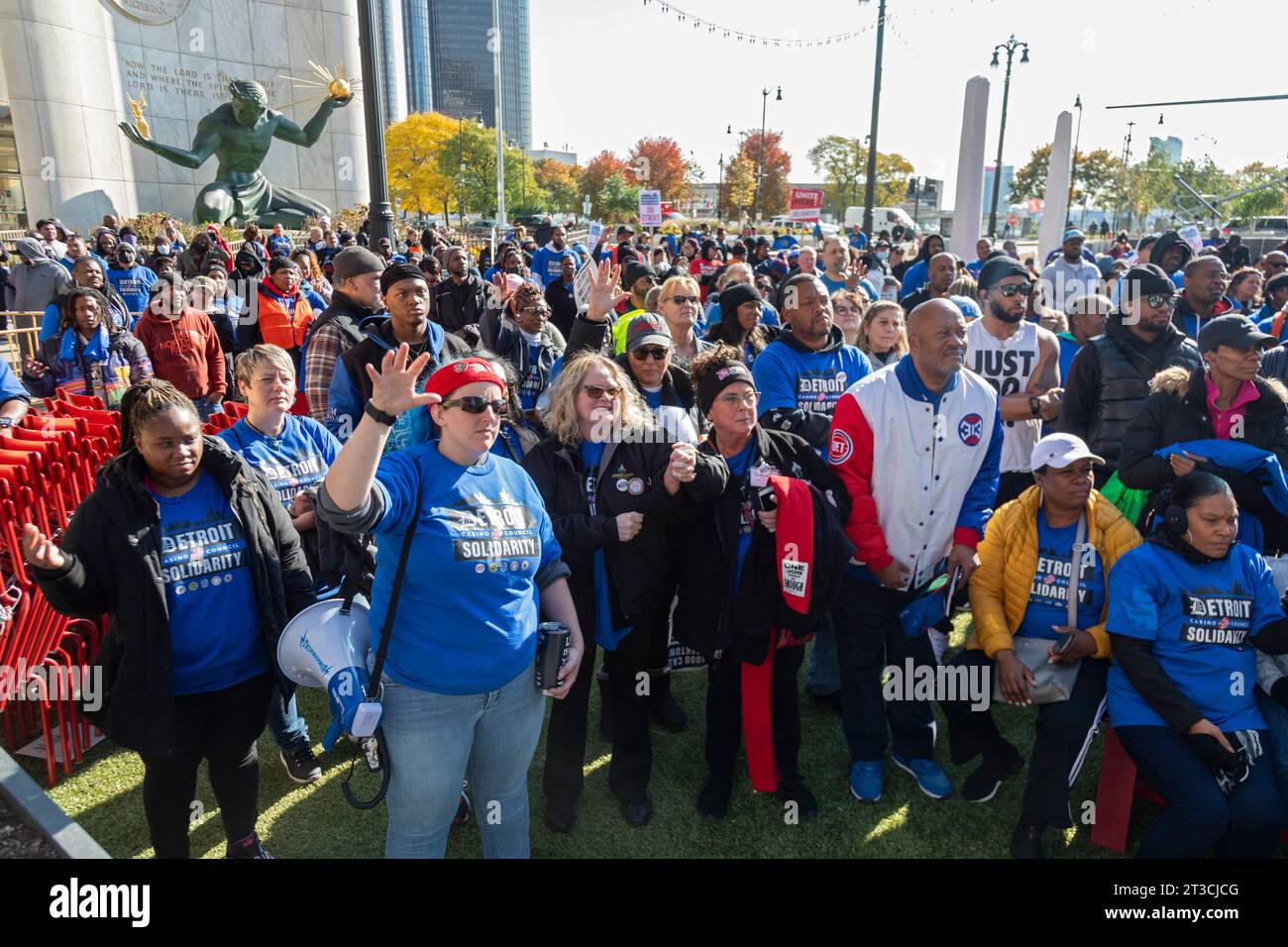 Detroit, Michigan, USA. 24 ottobre 2023. I lavoratori del casinò si radunarono nel centro di Detroit dopo che il Consiglio comunale votò a sostegno del loro sciopero per un contratto migliore. I cinque sindacati del Detroit Casino Council stanno iniziando la seconda settimana del loro sciopero contro MGM Grand, MotorCity Casino e Hollywood Casino a Greektown. Crediti: Jim West/Alamy Live News Foto Stock