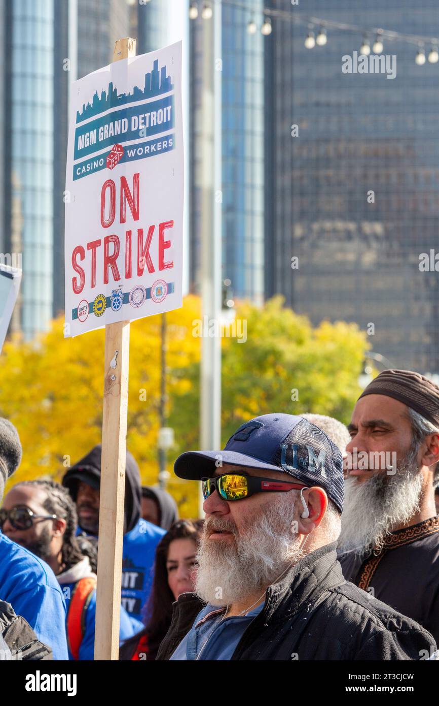 Detroit, Michigan, USA. 24 ottobre 2023. I lavoratori del casinò si radunarono nel centro di Detroit dopo che il Consiglio comunale votò a sostegno del loro sciopero per un contratto migliore. I cinque sindacati del Detroit Casino Council stanno iniziando la seconda settimana del loro sciopero contro MGM Grand, MotorCity Casino e Hollywood Casino a Greektown. Crediti: Jim West/Alamy Live News Foto Stock