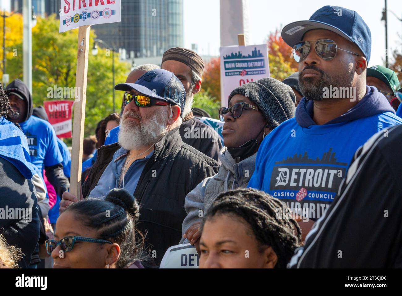 Detroit, Michigan, USA. 24 ottobre 2023. I lavoratori del casinò si radunarono nel centro di Detroit dopo che il Consiglio comunale votò a sostegno del loro sciopero per un contratto migliore. I cinque sindacati del Detroit Casino Council stanno iniziando la seconda settimana del loro sciopero contro MGM Grand, MotorCity Casino e Hollywood Casino a Greektown. Crediti: Jim West/Alamy Live News Foto Stock