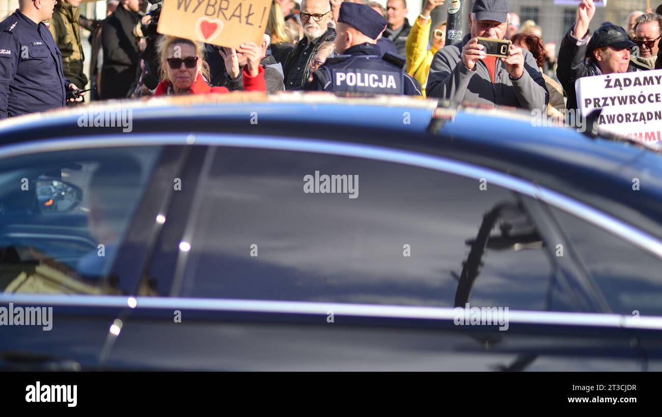 Varsavia, Polonia. 24 ottobre 2023. Il convoglio del candidato dell'opposizione al primo ministro Donald Tusk arriva al Palazzo Presidenziale Foto Stock