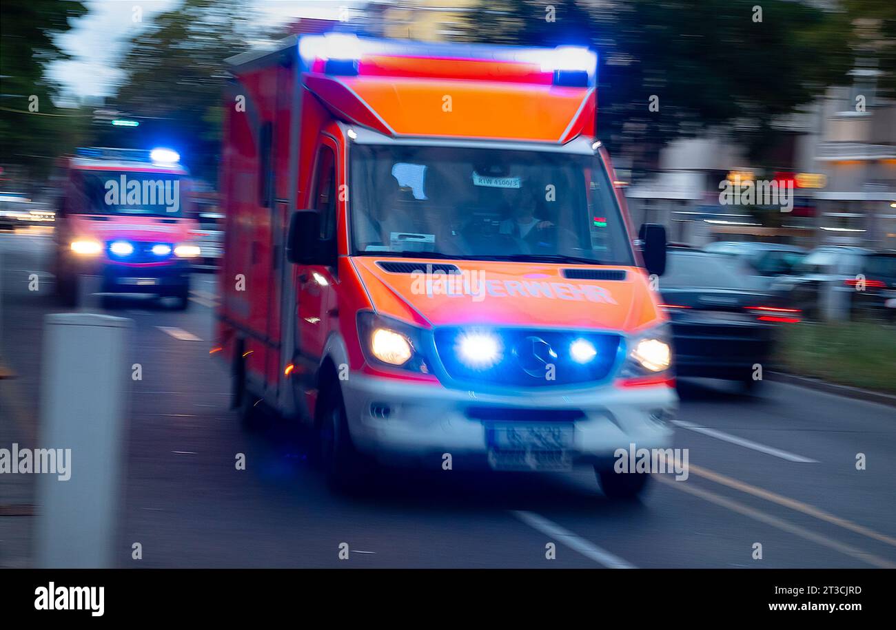 23 settembre 2023, Berlino: 23.09.2023, Berlino. Due ambulanze dei vigili del fuoco di Berlino guidano con luce blu su una strada a Steglitz durante un intervento di emergenza. (Scatto con un tempo di esposizione più lungo). Foto: Wolfram Steinberg/dpa foto: Wolfram Steinberg/dpa Foto Stock