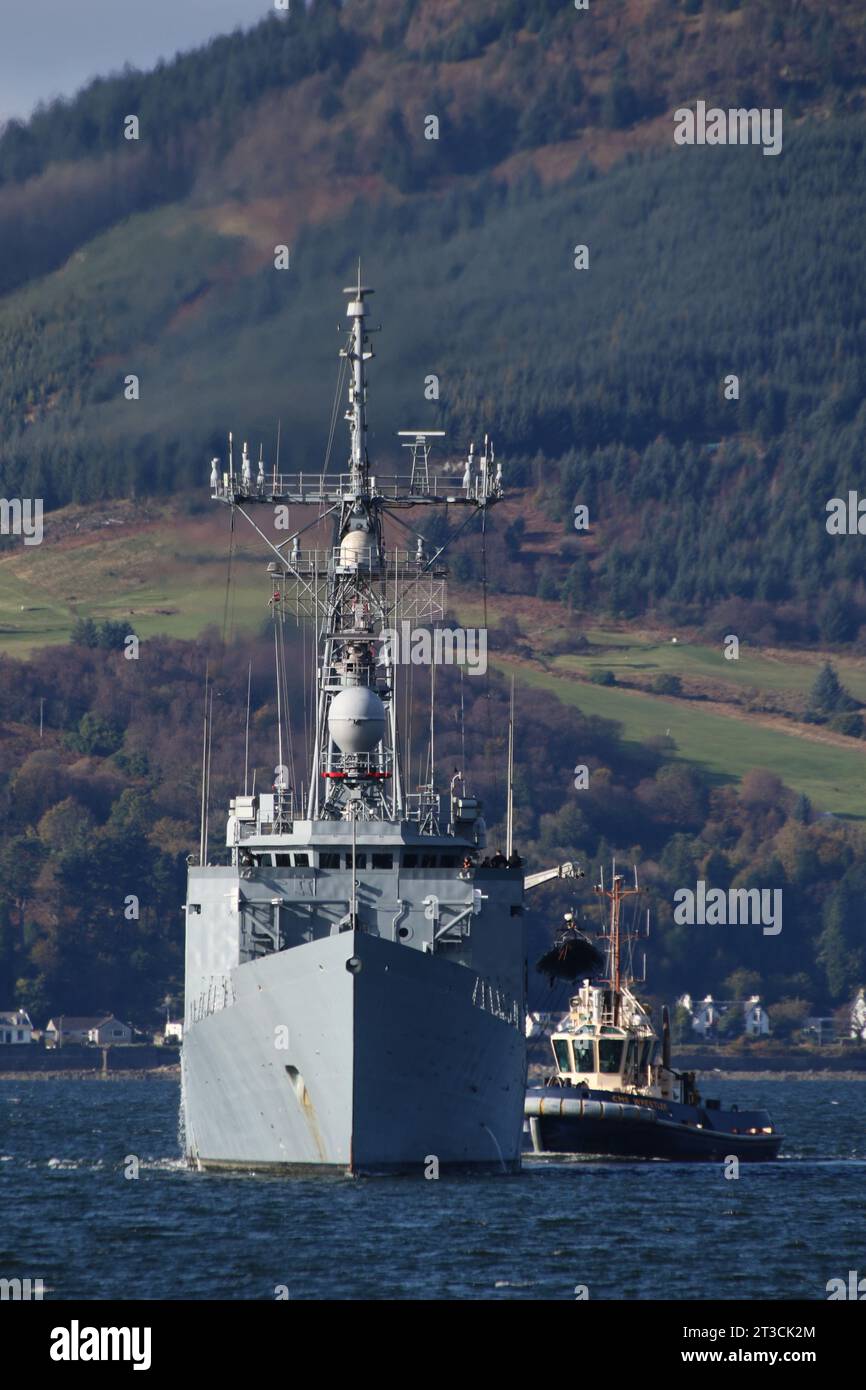 ORP Generał Kazimierz Pułaski (272), una fregata missilistica guidata della classe Oliver Hazard Perry, gestita dalla Marina polacca, che sorpassa Gourock al suo arrivo per l'esercitazione Joint Warrior 23-2. Questo particolare vascello in precedenza servì nella Marina degli Stati Uniti come USS Clark (FFG-11) dal 1980 al 2000, quando fu trasferita alla Marina polacca. Si vede qui essere assistita dal lottatore rimorchiatore CMS dei servizi marittimi di Clyde. Foto Stock