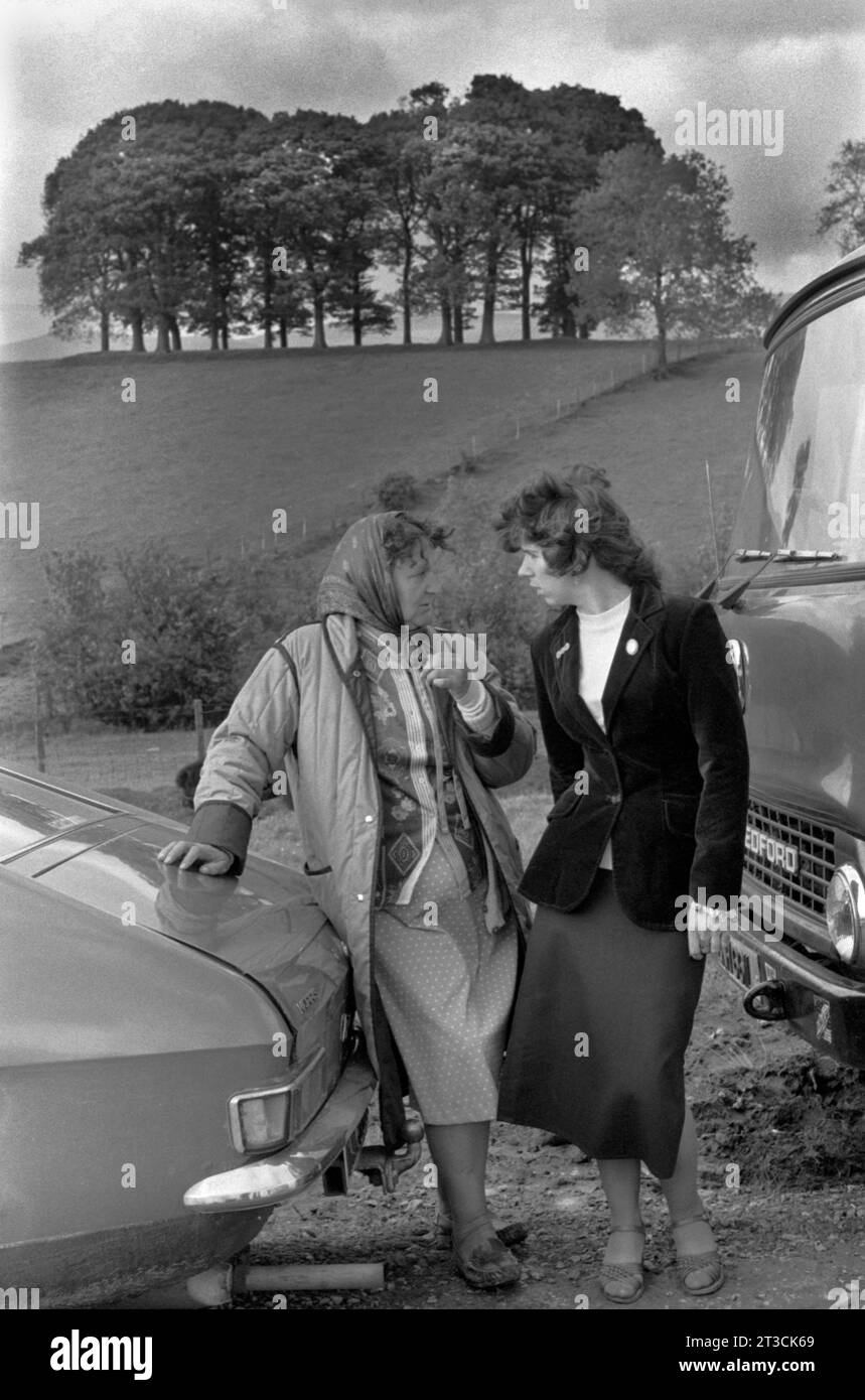 Le donne Gypsy amici chiacchierano. Appleby alla fiera Westmorland Gypsy Horse charter Fair. Cumbria, Inghilterra giugno 1981 1980s UK HOMER SYKES Foto Stock