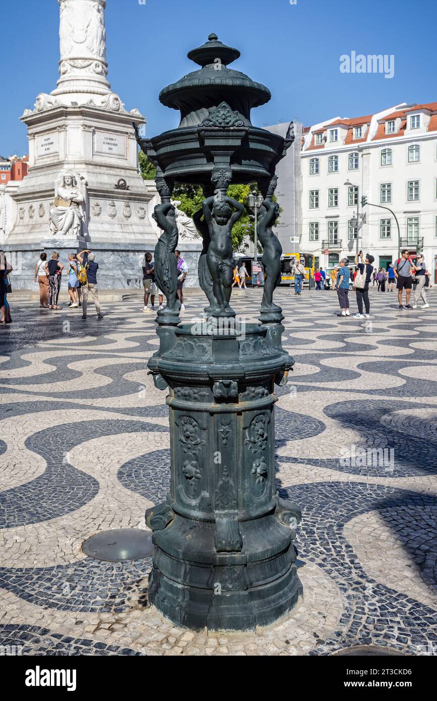 Fontana Putti in ghisa in piazza Rossio, Lisbona, Portogallo, il 12 ottobre 2023 Foto Stock
